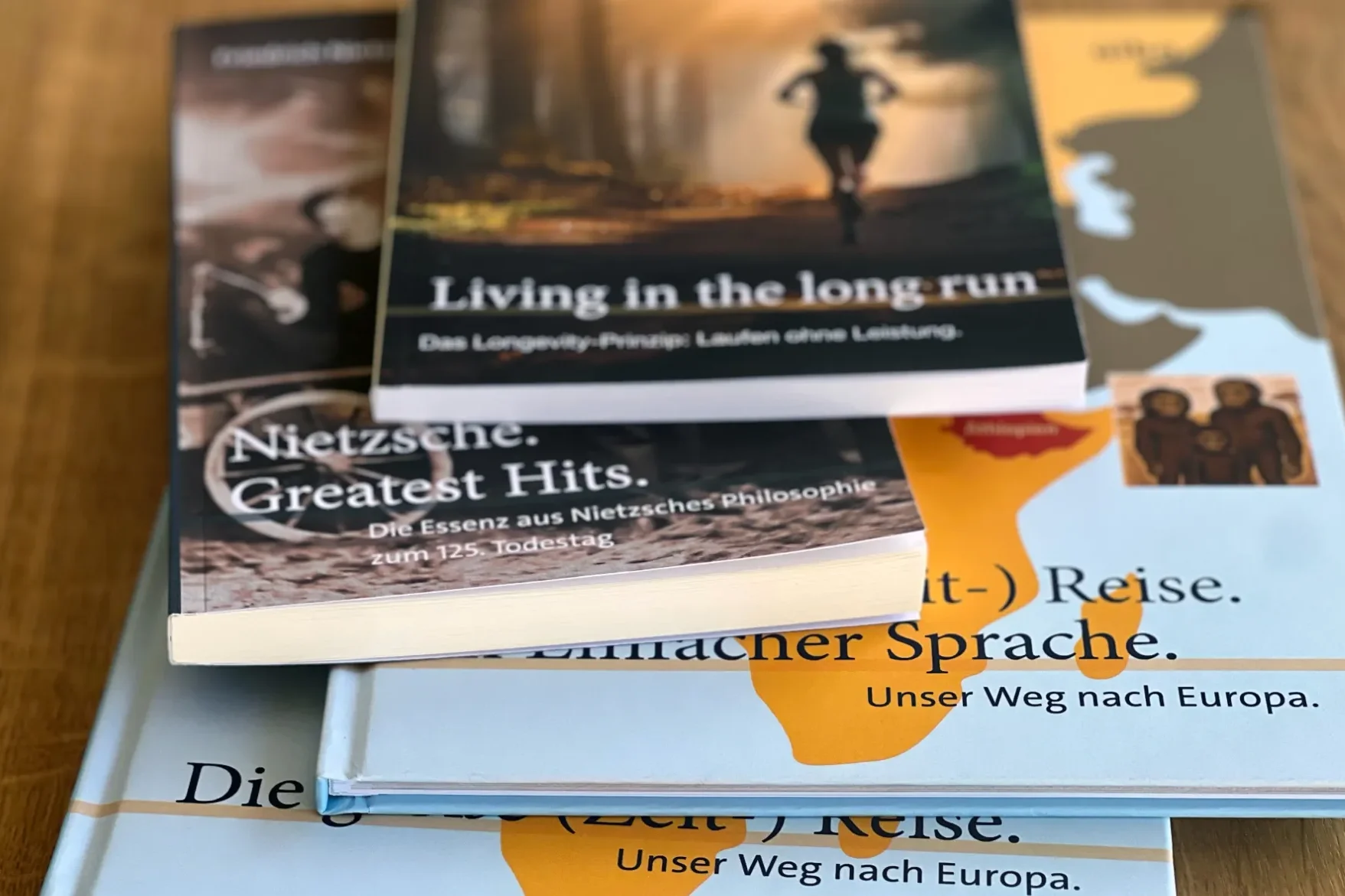 Sachbücher Tablet mit Kaffee Tasse