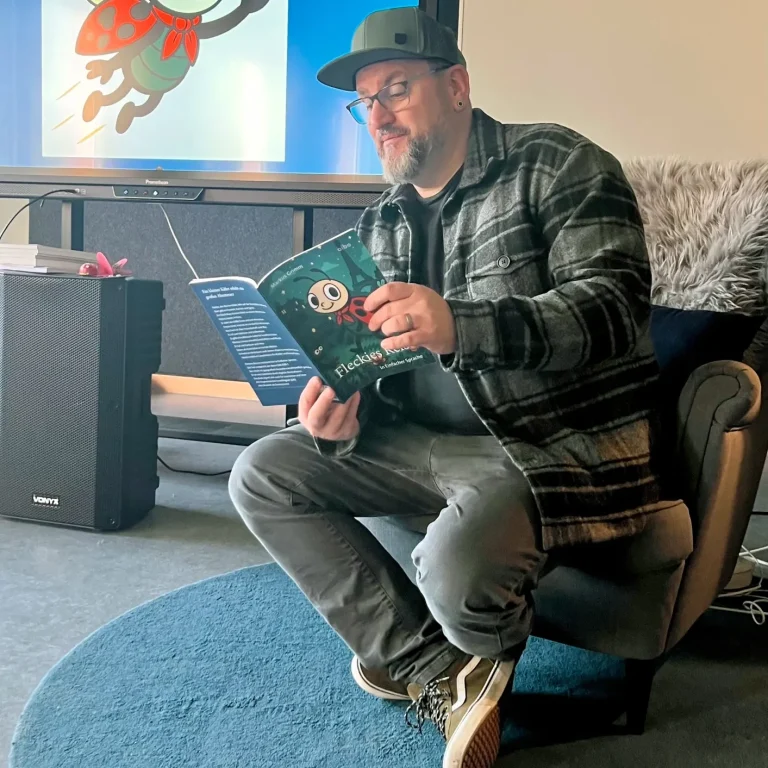 Markus Grimm Markus Grimm mit dem Buch Deutsche Märchen in seinem Studio beim Einsprechen.