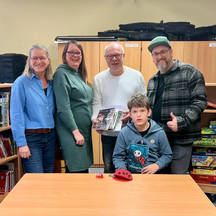 Übergabe Buchspende Übergabe der Buchspende in Einfacher Sprache für die mobile Schülerbücherei
