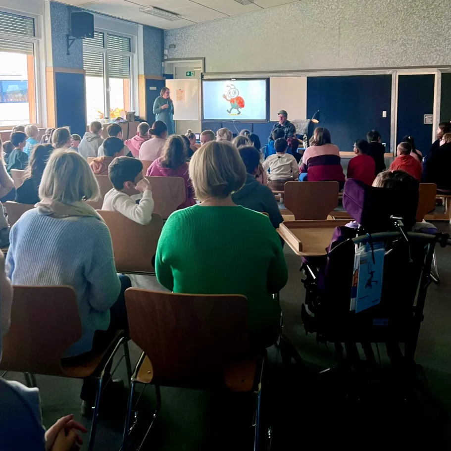 Lesung Fleckie Lesung in der Hilda-Heinemann-Schule. Menge von hinten fotografiert.