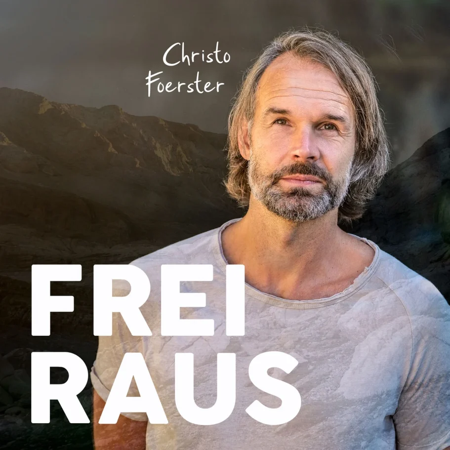 Christo Foerster im Porträt mit Titel seines Podcasts FreiRaus