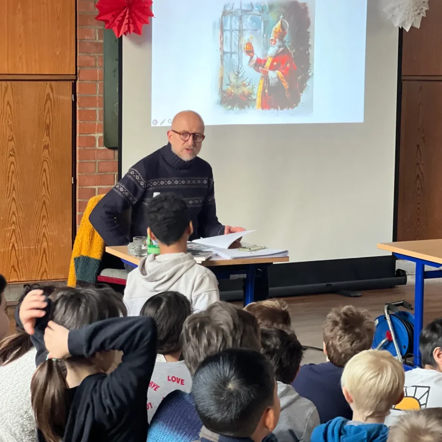 Matthias Schmitt bei der Lesung in der Paul Maar Schule im Vordergrund die Schülerinnen und Schüler