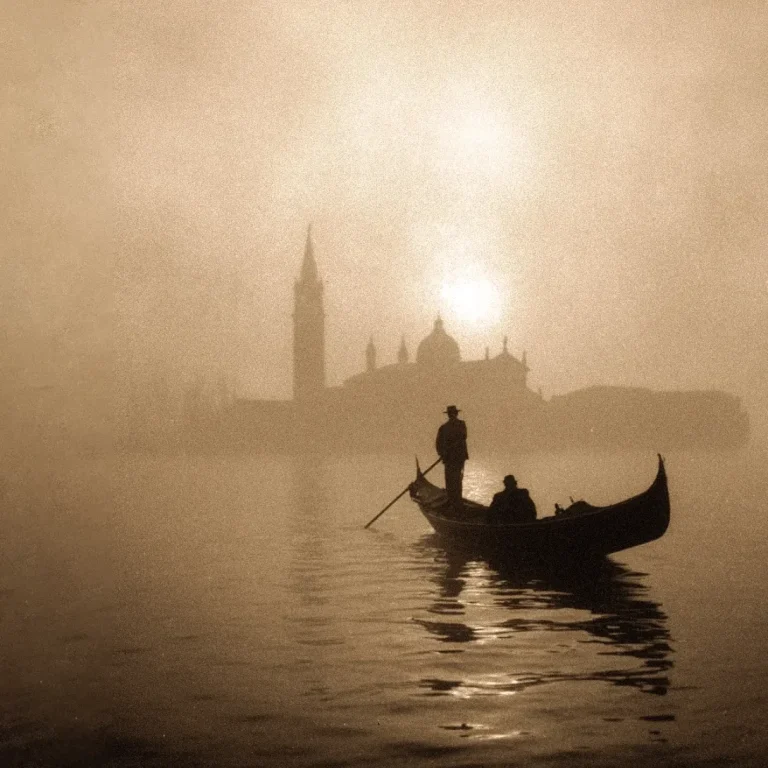 Tod in Venedig Gondel auf dem Weg von Venedig zum Lido mit Silhouette von Venedig im Hintergrund. Sepiafarbenes Foto.